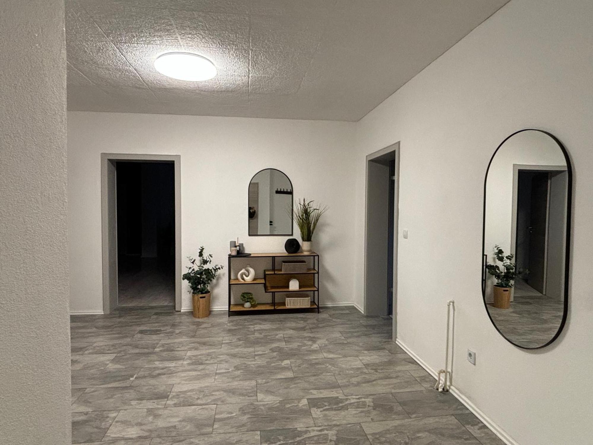 140Qm - 4 Zimmer- Parkplatz - Autobahn - Blauer See - Mallibase Apartments Garbsen Esterno foto