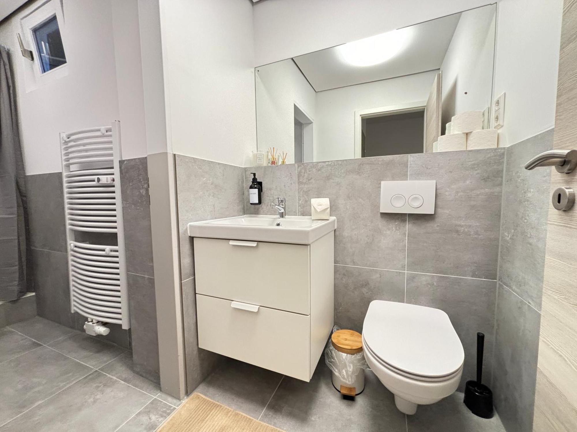 140Qm - 4 Zimmer- Parkplatz - Autobahn - Blauer See - Mallibase Apartments Garbsen Esterno foto