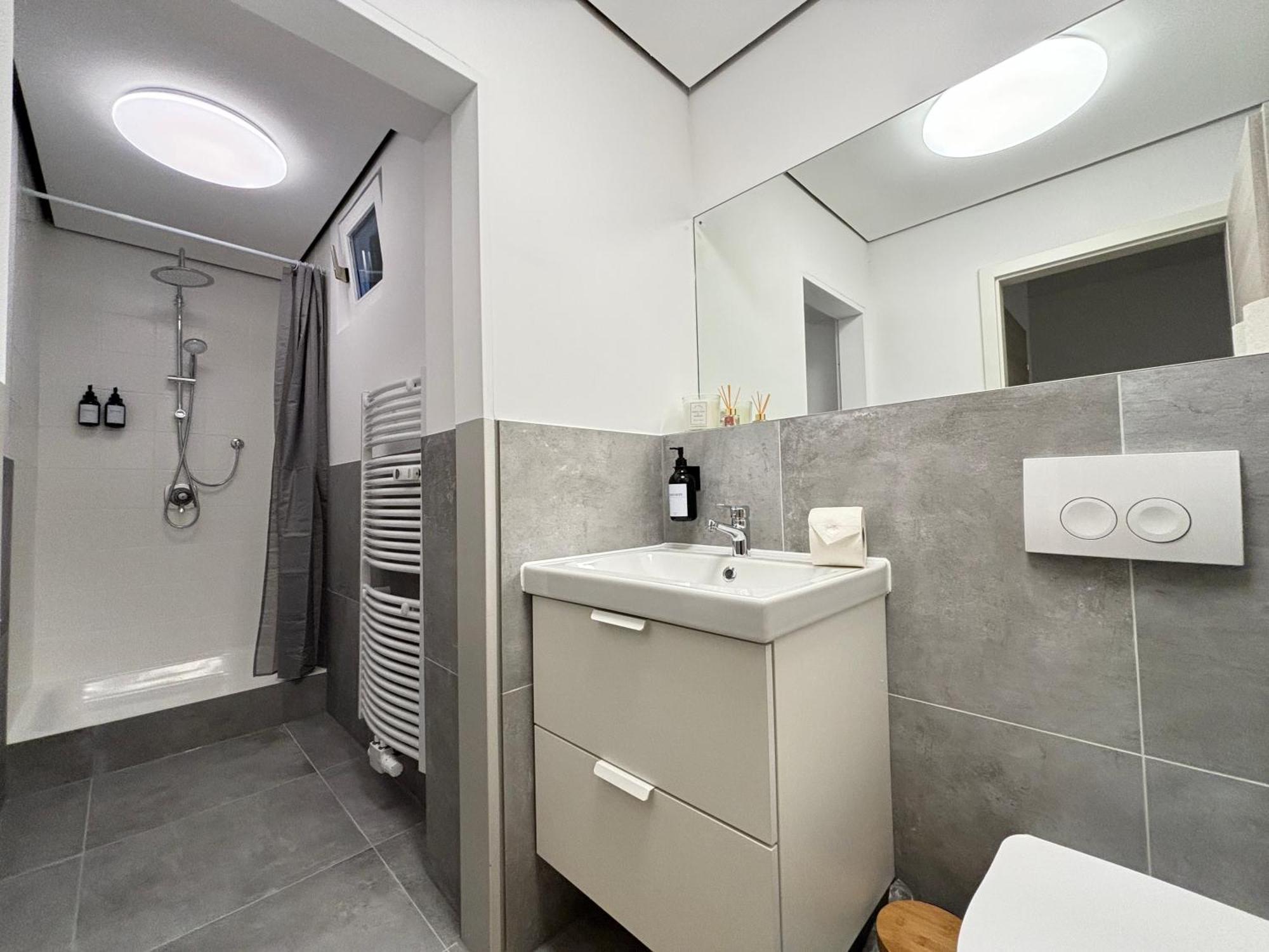 140Qm - 4 Zimmer- Parkplatz - Autobahn - Blauer See - Mallibase Apartments Garbsen Esterno foto